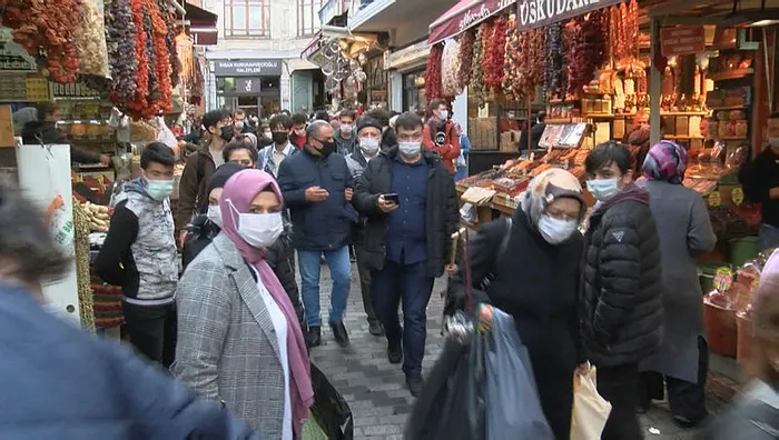 Son dakika: Hafta sonu kısıtlaması öncesi İstanbul'da trafik kilit! Eminönü'nde korkutan yoğunluk - 4