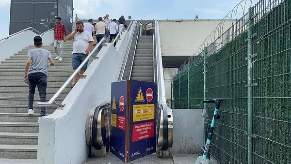 chpli-ibb-hizmette-servis-disi-istanbulda-metro-ve-metrobuste-vatandasin-yuruyen-merdiven-ve-asansor-cilesi-1692865733635.jpeg