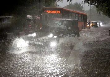 Muson yağmurları Pakistan'ı vurdu: 80 kişi hayatını kaybetti