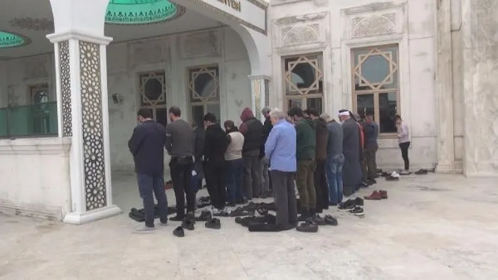 Diyanet İşleri Başkanlığının önlemlerine aldırmadılar! Cami avlusunda namaz kıldılar - 3