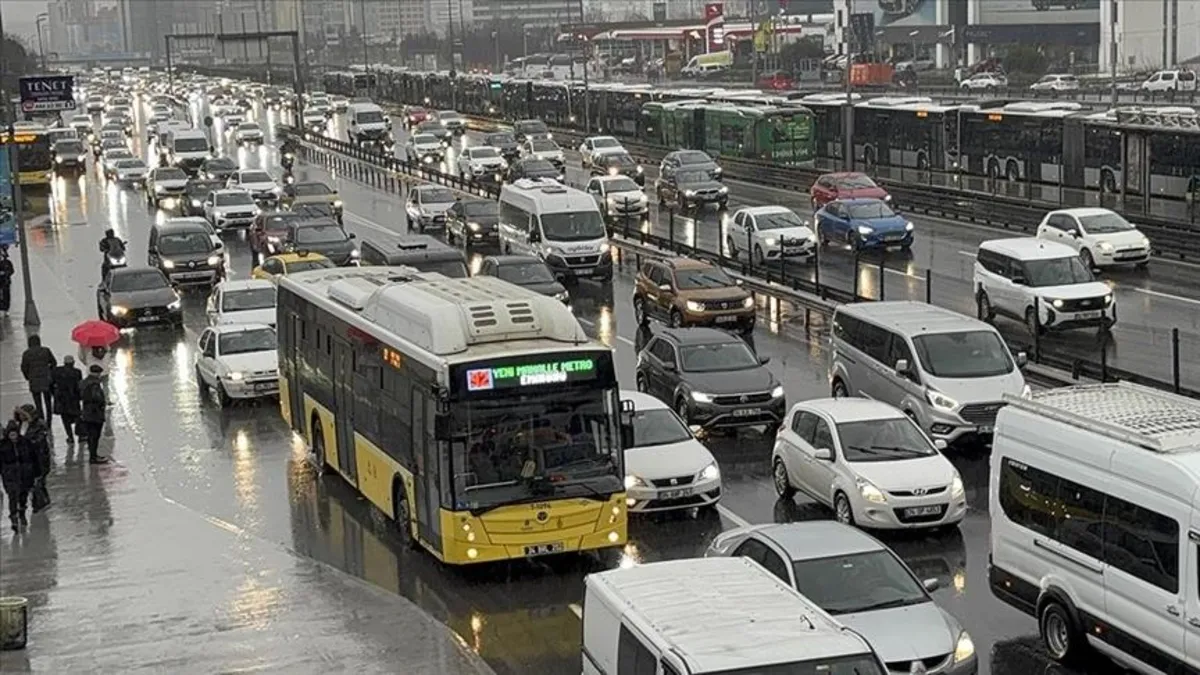 İstanbul'u kilitleyen trafik! Yola çıkacaklar dikkat yüzde 80'i aştı