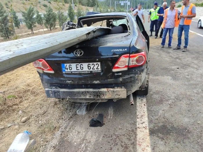 1718778661546.jpg Kahramanmaraş'ta kontrolden çıkan araç bariyerlere ok gibi saplandı! 4 yaralı - 2