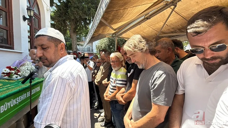 Ece İrtem son yolculuğuna uğurlandı! Cenaze törenindeki görüntülere Deniz Seki'den tepki 19
