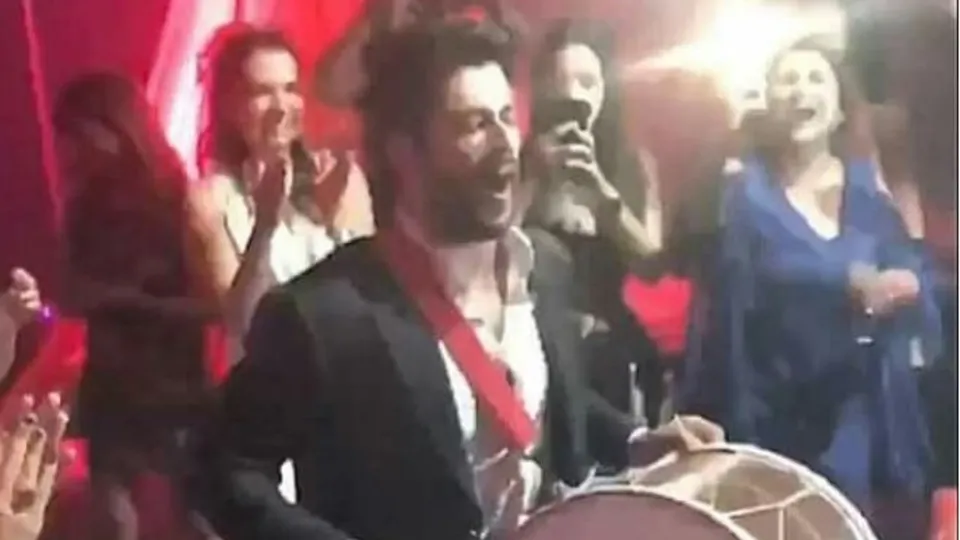 Burak Özçivit kınayı bastı