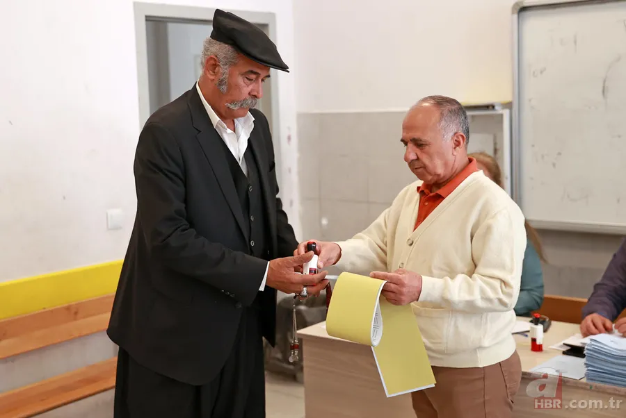 Oy vermeye gelen vatandaşlar şoke oldu! Alper Gezeravcı’dan esinlenip böyle sandığa geldi 10