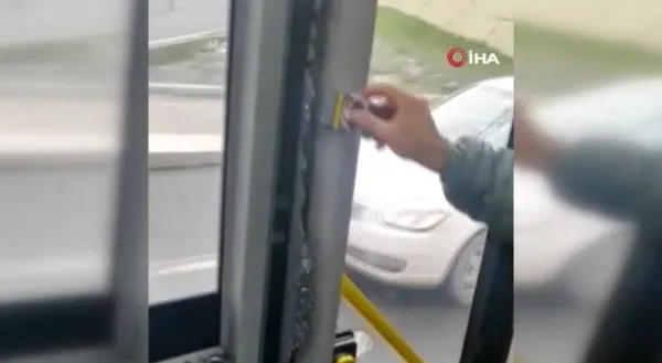 istanbulda-fikra-gibi-olay-iett-otobusunun-cami-kasiste-kirildi-sofor-yolculari-kim-kirdi-diye-azarladi-1671130352615.jpg İstanbul'da fıkra gibi olay! İETT otobüsünün camı kasiste kırıldı! Şoför yolcuları "Kim kırdı?" diye azarladı - 1