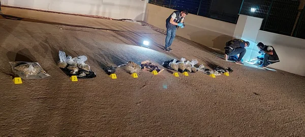 İzmir’de “torbacı” operasyonu: 2 gözaltı! Polis kapıya dayanınca uyuşturucuları ve paraları 6. kattan aşağıya attılar - 4