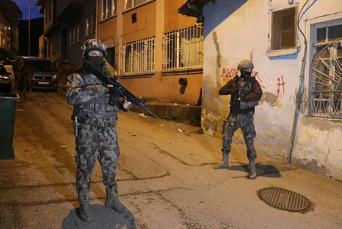 Son dakika: Bursa'da 300 polisle şafak operasyonu - 1