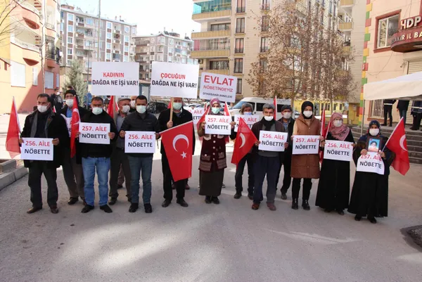 1643885984089.jpg HDP binası önündeki evlat nöbeti 885'inci gününde! Aile sayısı 257'ye yükseldi: Gelene kadar ayrılmayacağım - 2