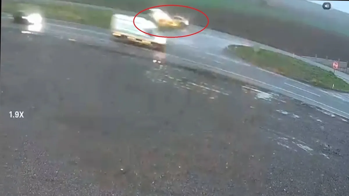 Otomobil ile hafif ticari aracın çarpıştığı kaza kamerada