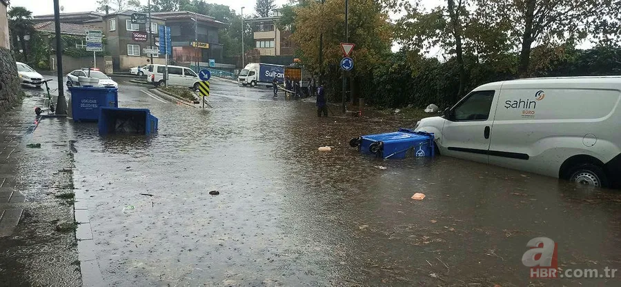 İstanbul'u sağanak vurdu! Yollar göle döndü, araçlar sulara gömüldü | Eminönü'nde dükkanları su bastı | Beykoz'da istinat duvarı çöktü 21