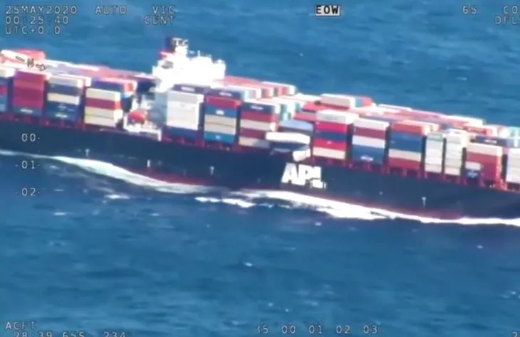Son dakika: Denizde korkunç anlar kamerada! Dalgalarla boğuşan konteyner gemisi saniyeler sonra...