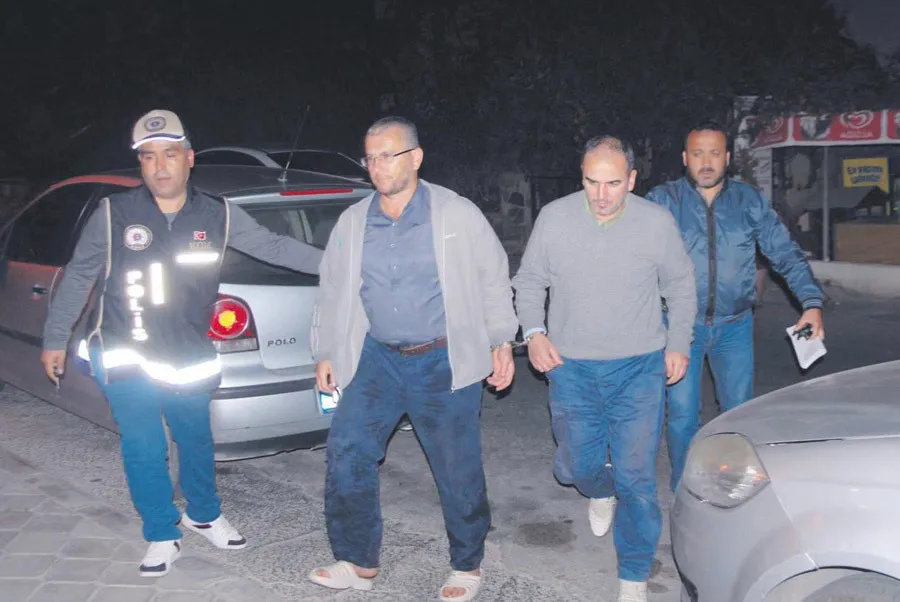 Sisam Adası'na kaçmaya çalışan FETÖ'cü hainler yakalandı - 1