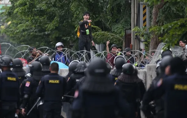 Son dakika: O ülkede halk ayaklandı sokaklar karıştı! Polisin müdahalesi ise sert oldu - 4