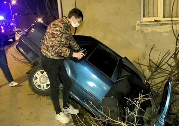 Alkollü gençler arabayla bahçeye uçtu, "her şeyden" ceza yedik deyip güldüler