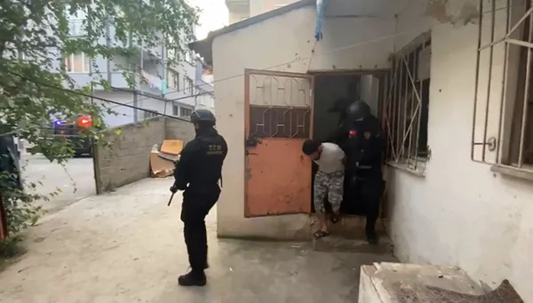 son-dakika-canli-bomba-eylemi-yapacaklardi-3-deasli-terorist-yakalandi-1652779523958.jpg Son dakika: Canlı bomba eylemi yapacaklardı! 3 DEAŞ'lı terörist yakalandı - 1