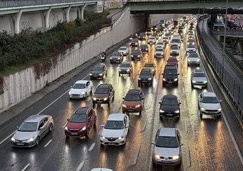 İstanbul'da sağanak yağış trafiği vurdu! Ana arterler ve köprü bağlantıları kilit