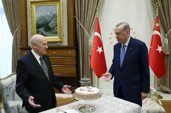 Cumhurbaşkanlığı Külliyesi’nde zirve: Başkan Erdoğan ve Bahçeli’den kritik görüşme! 3 hilalli pasta sürprizi