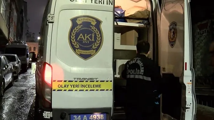 bagcilarda-dehsete-dusuren-olay-eve-giren-supheli-kiz-cocugunu-tasla-oldurdu-1736843485357.jpeg Olay yerine gelen ekipler incelemelerde bulundu (DHA)