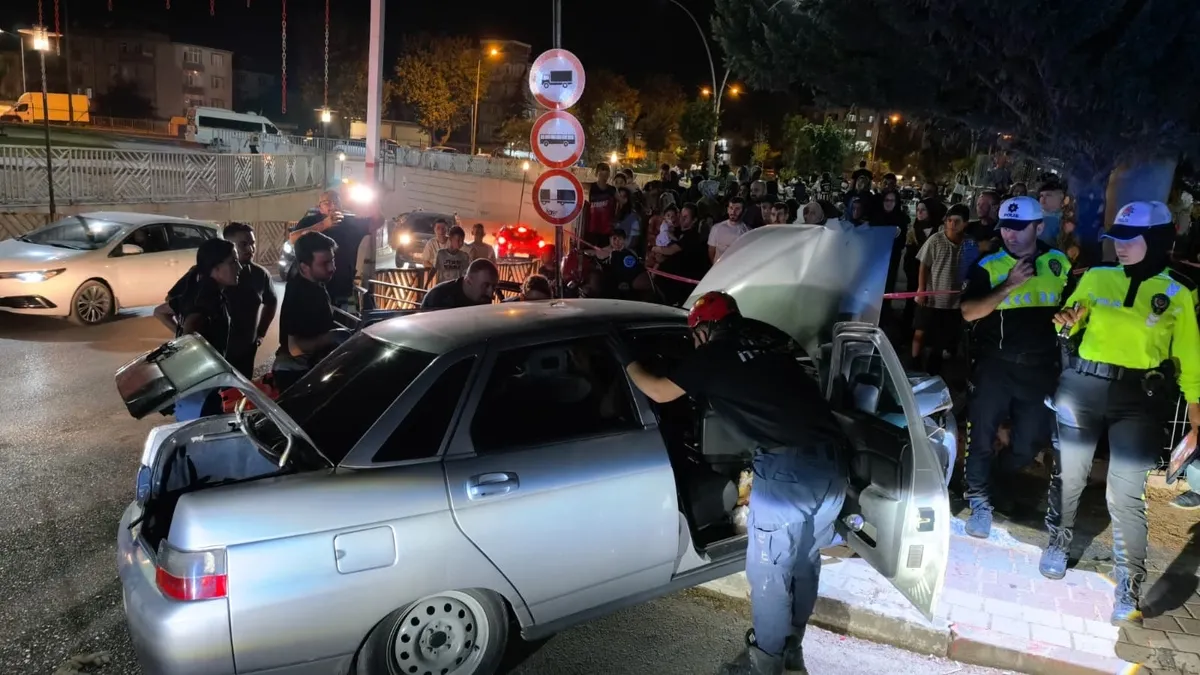 Bursa’da kontrolden çıkan otomobil beton direğe saplandı: 1 yaralı