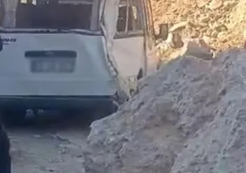 Hakkari'de yol çalışmasında dehşet! Dev kaya minibüsün üstüne düştü