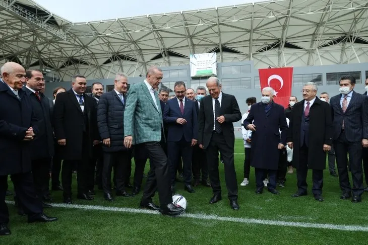 Alsancak Mustafa Denizli Stadı’nın açılışında renkli görüntüler! Başkan Erdoğan sahaya indi