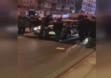 İstanbul Bahçelievler'de korku dolu anlar! Kucağında bebeği olan kadının üzerine sürdü