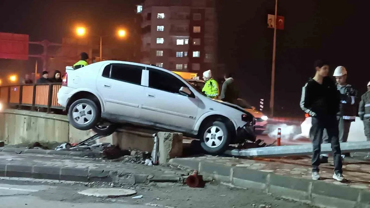 Batman'da otomobil aydınlatma direğine çarptı: 1 yaralı