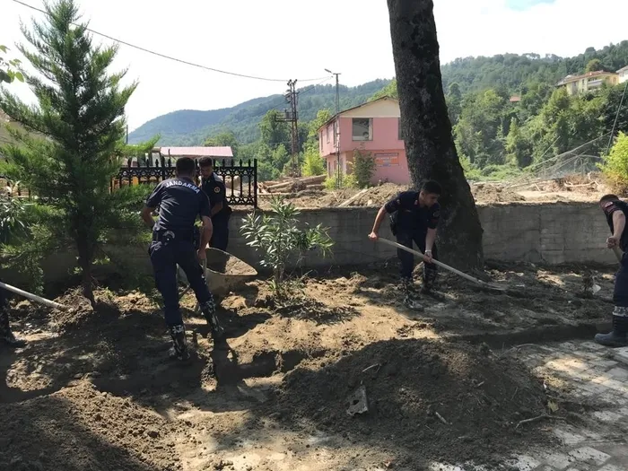 Sinop'ta selden etkilenen camiyi jandarma ekipleri temizledi - 3