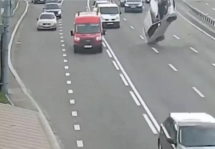 Şaşkına çeviren olay! Elektrik tellerine takılıp takla attı - 2