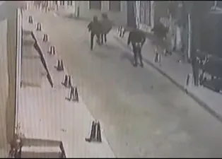 Beyoğlu’nda kadına şiddet! Şişeyle saldırdı kaçmaya çalışırken çelme taktı