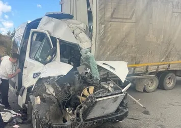 Ankara’da servis minibüsü kamyona çarptı: 1 ölü 5 yaralı