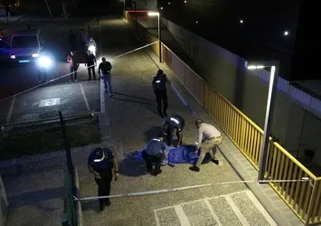 Parkta yürüyen vatandaşlar ceset buldu!