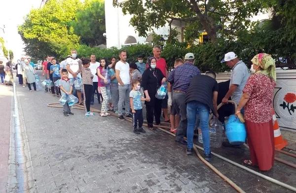CHP'li Çorlu Belediyesi vatandaşı isyan ettirdi! Vatandaş bidon ile su kuyruğuna girdi - 2