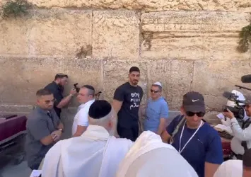 Teröristbaşı FETO'nun manevi oğlu Enes Kanter ağlama duvarında Yahudilerle dua etti