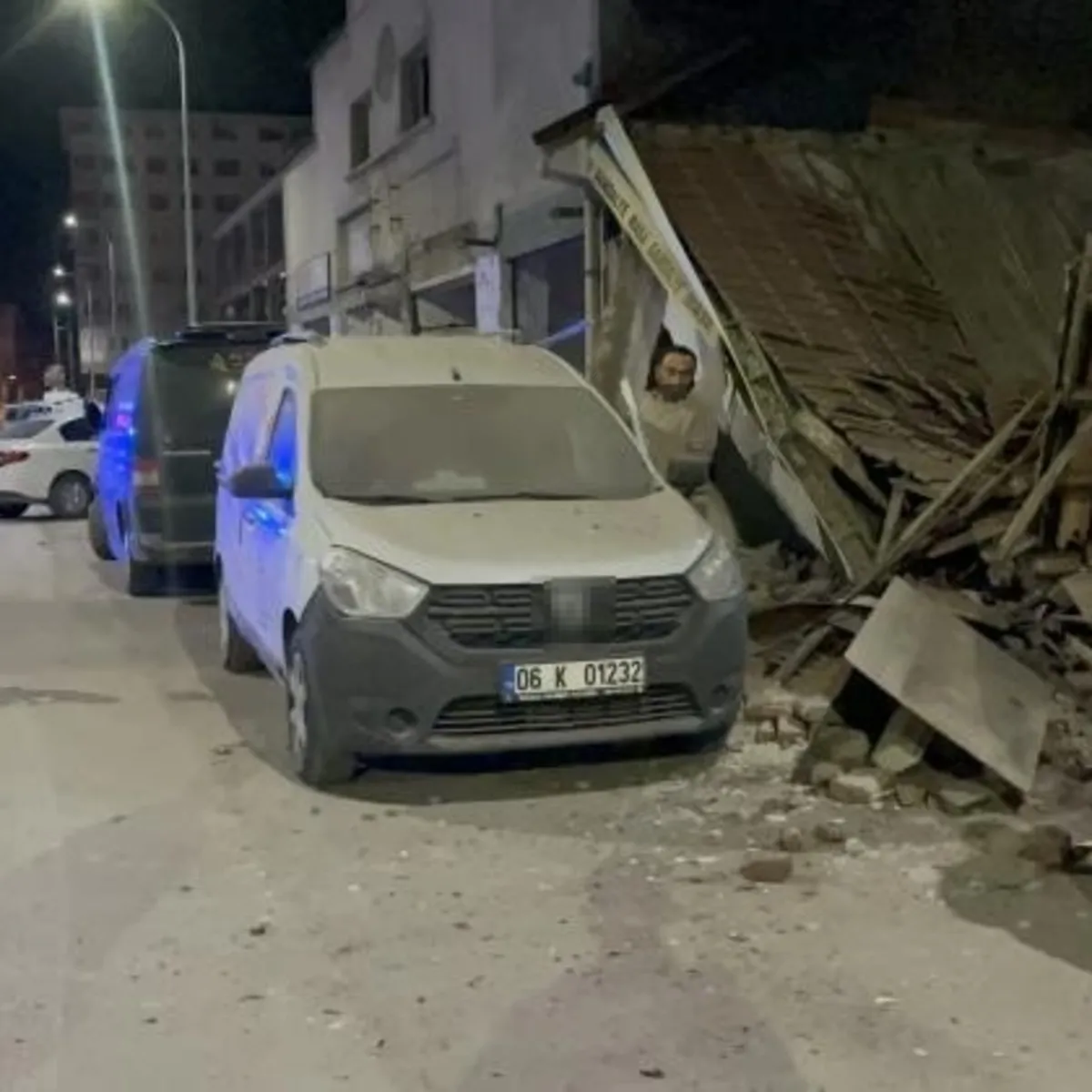 Eskişehir’de metruk bina çöktü! Faciadan kıl payı dönüldü