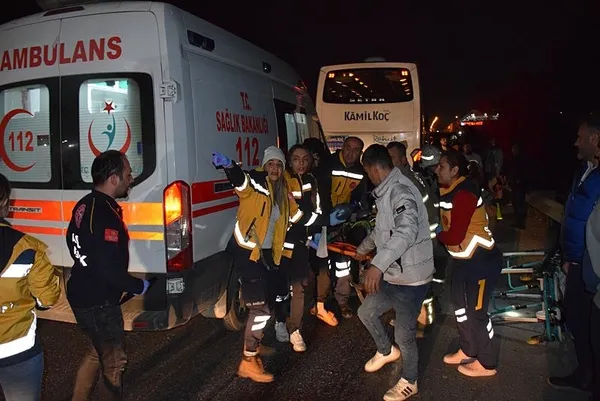 izmirde-feci-kaza-ortalik-savas-alanina-dondu-yolcu-otobusu-ile-otomobil-carpisti-cok-sayida-yarali-var-1708900714421.jpeg