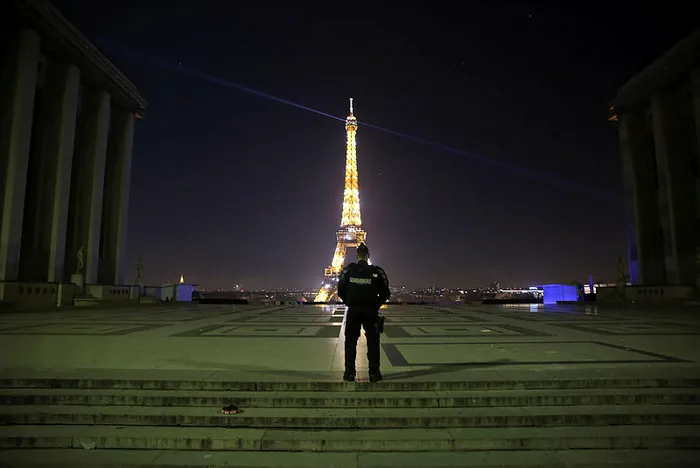 Eyfel Kulesi karartıldı