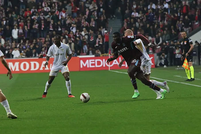 super-ligde-karadeniz-derbisi-samsunspor-trabzonspor-macinda-ilk-duduk-1714842655980.jpg Süper Lig'de Karadeniz derbisi Samsunspor'un! - 2