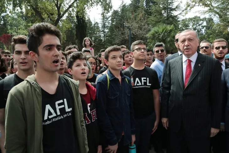 Kadıköy Atatürk Fen Lisesi’nde Başkan Erdoğan’a sevgi seli