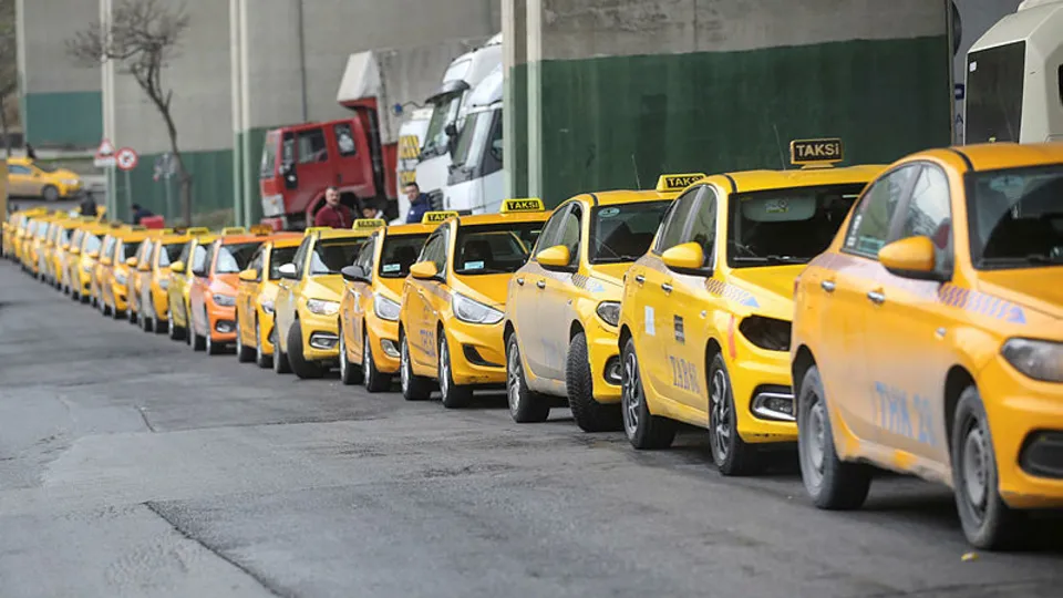 UKOME taksicileri çileden çıkardı! 7 kilometre kuyruk oluştu