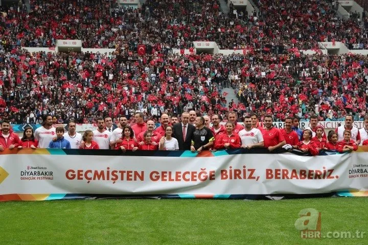Başkan Erdoğan ünlüler karması maçını başlattı