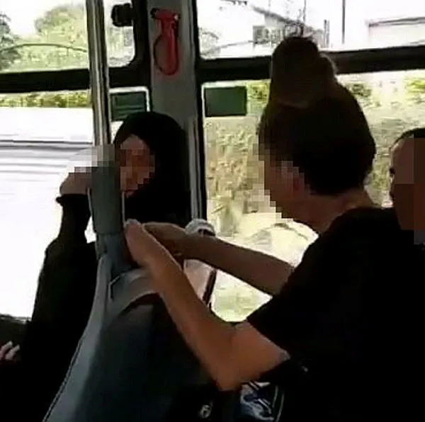 Başörtülü kadına otobüste alçak saldırı! Savunması çileden çıkarttı - 1