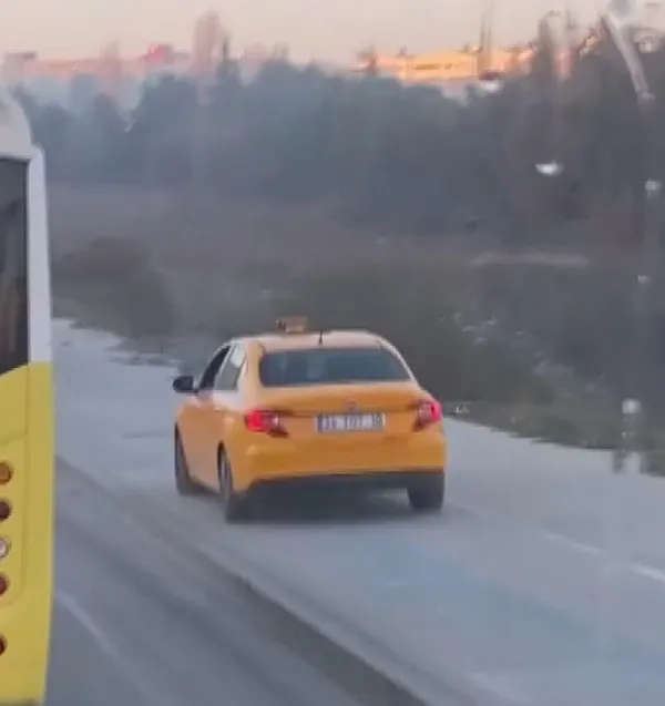 Akılalmaz görüntüler! Taksi kaldırımdaki scooter sürücüsüne çarptı - 3