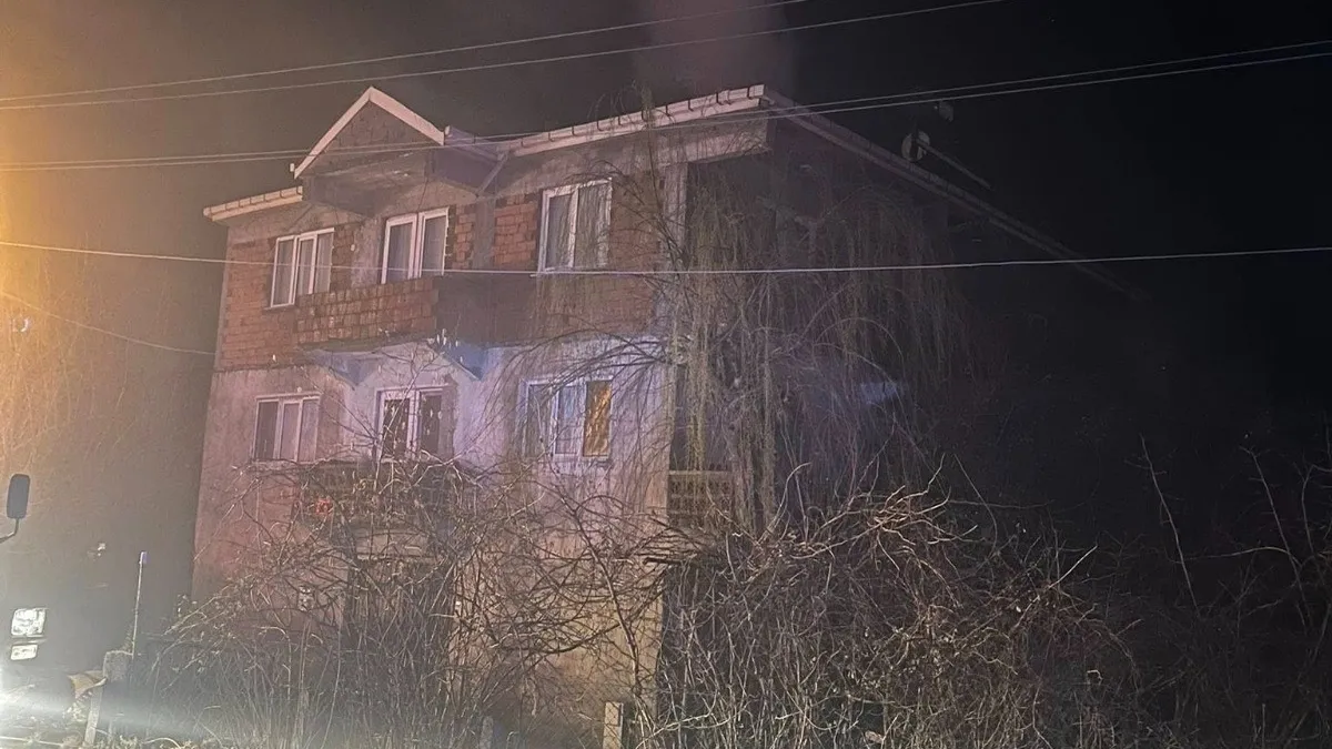 Perşembe'de çatı alevlere teslim oldu