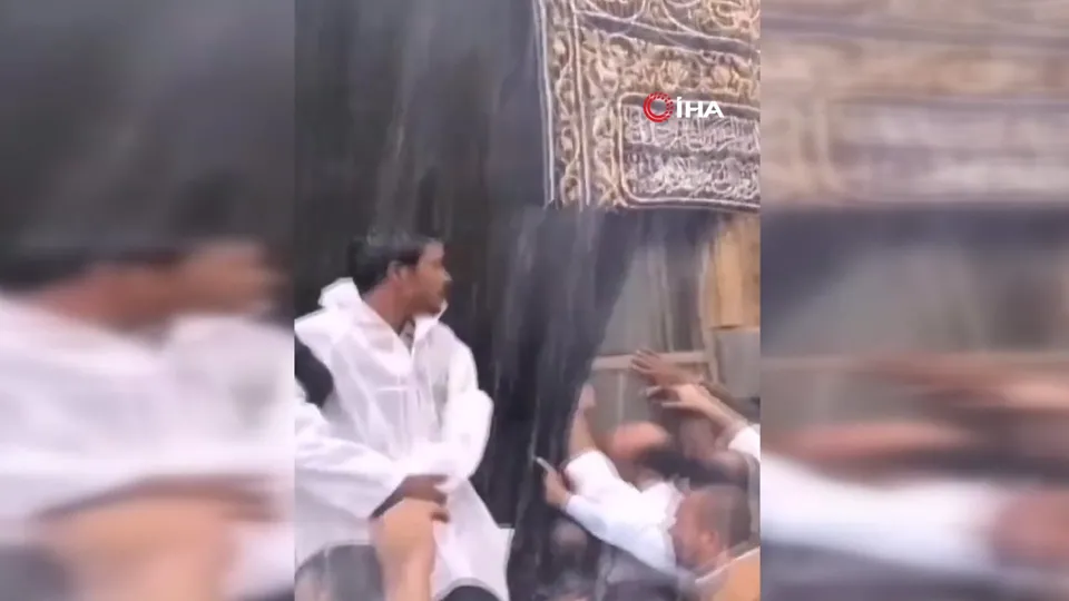 Kabe'ye bereket yağdı! Müslümanlar şiddetli yağışa aldırmadan Kabe'yi dualarla böyle tavaf etti