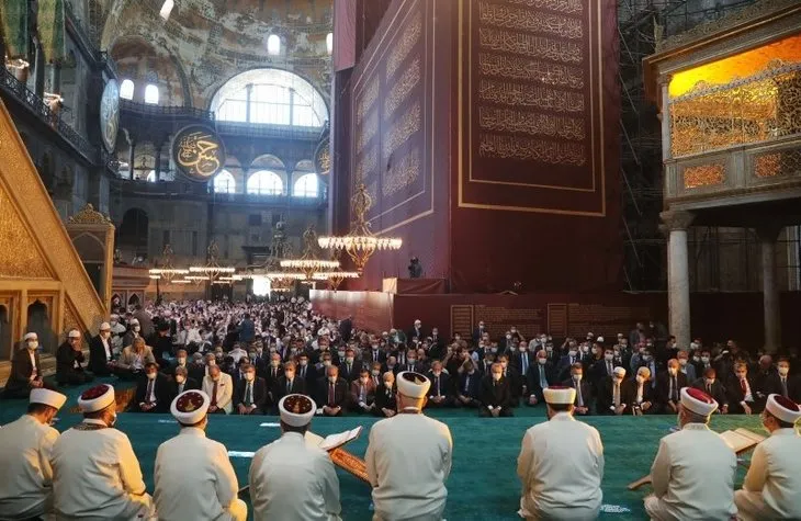 86 yıllık hasret bir cuma vakti vuslata erdi! Ayasofya Camii'nin ibadete açılışının yıl dönümü