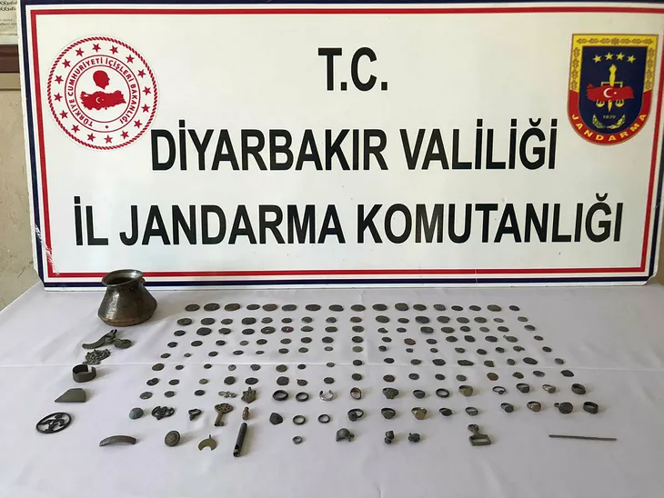 son-dakika-diyarbakirda-122-bakir-sikke-ve-46-tarihi-obje-ele-gecirildi-1594219584363.jpg Son dakika: Diyarbakır'da 122 bakır sikke ve 46 tarihi obje ele geçirildi - 1