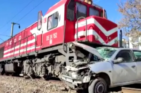 son-dakika-ankarada-yuk-treni-otomobile-carpti-olu-ve-yaralilar-var-1644226926712.jpg