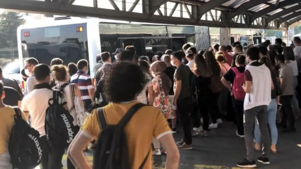 İstanbul'da metrobüs çilesi! Vatandaşlar isyan etti